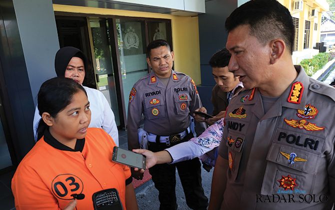 Tersangka diinterogasi Kapolresta Kombes Andy Rifai di Mapolresta Surakarta, Senin (10/2).
