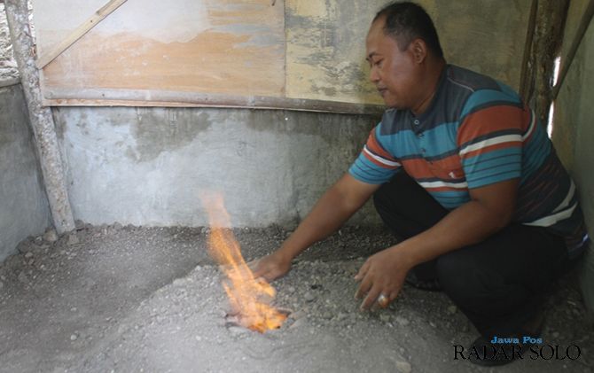 Kobaran api yang muncul di lahan warga Desa Bonagung belum padam hingga kini