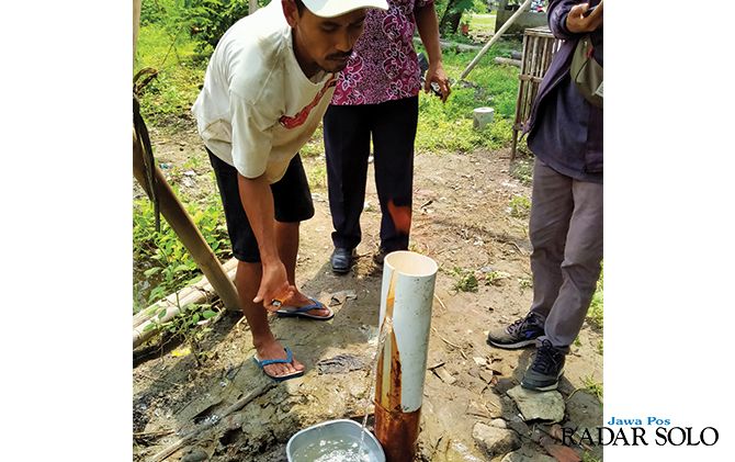 Pipa paralon sumur dalam di Ngrawan, Krendowahono, Gondangrejo yang mengeluarkan gas, Selasa (11/2).