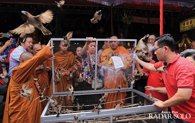 BEBAS TERBANG: Ratusan burung dilepas dari sangkarnya dalam prosesi po oen di Kelenteng Tien Kok Sie, Minggu pagi (12/1).