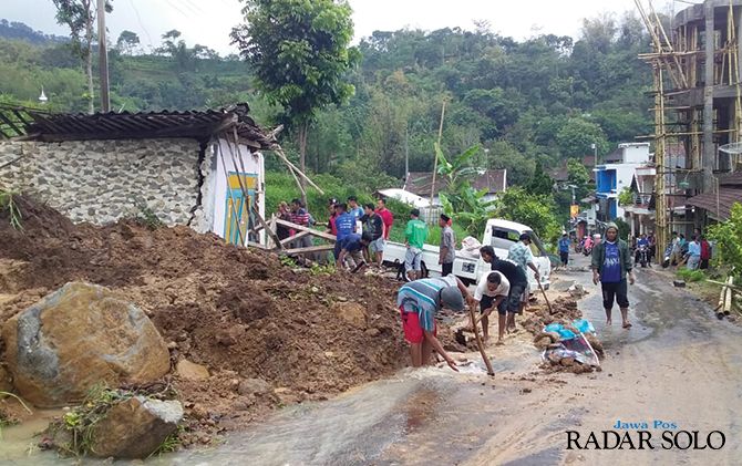 Tanah longsor menimpa dua bangunan kios di Kecamatan Bulukerto, Senin (16/12)