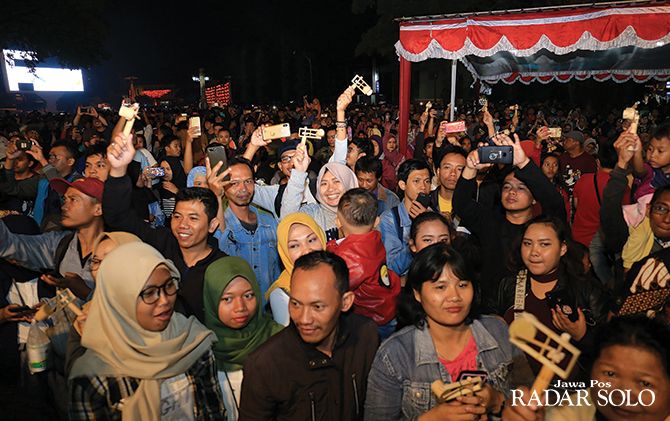 MERIAH: Massa bunyikan otok-otok menandai pergantian tahun di kompleks balai kota.