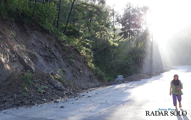 Warga melintas di JLK segmen 1 yang rawan longsor