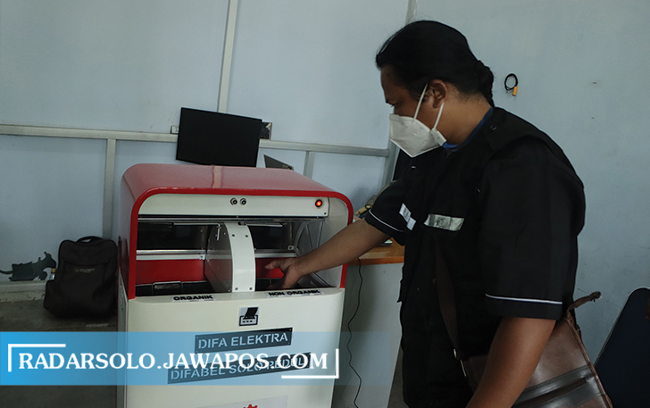 INOVASI: Tim di balik lahirnya tempat sampah pintar Difa Elektra di STP kemarin (5/10). (M. IHSAN/RADAR SOLO)