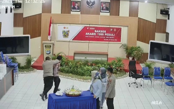 Kapolres Nunukan AKBP Syaiful Anwar terekam video menganiaya anak buahnya. (ISTIMEWA)