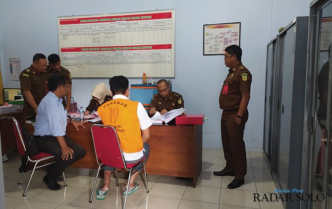 Tersangka Rahmanto diperiksa di Kejari Wonogiri, Kamis (5/3).