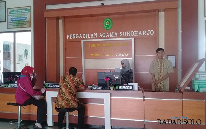 Aktivitas di Pengadilan Agama Sukoharjo kemarin. Pemohon gugat cerai cukup banyak.