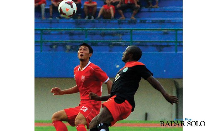 M. Wahyu (jersey merah) saat masih jadi pemain Persis Solo di musim 2014.