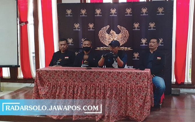 OPTIMISTIS: Ketum PKR Tuntas Subagyo beri keterangan pers terkait rencana launching parpolnya, Senin (25/10). (A. CHRISTIAN/RADAR SOLO)