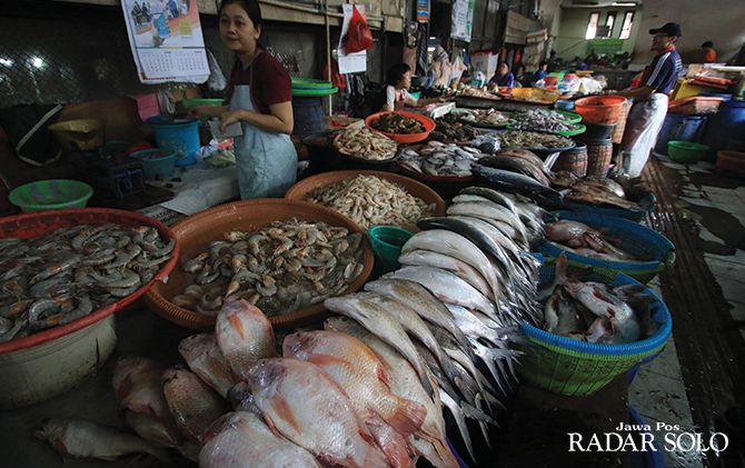 STOK MENUMPUK: Komoditas ikan segar yang dijual pedagang di Pasar Gede, kemarin. Meski harga stabil, namun daya beli masyarakat rendah.