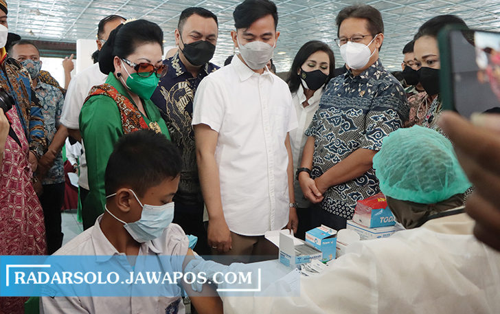 DIKEBUT: Wali Kota Surakarta Gibran Rakabuming Raka saat mendampingi Menkes RI Budi Gunadi Sadikin (dua dari kanan) meninjau jalannya vaksinasi di Pagelaran Kraton Kasunanan Surakarta, beberapa waktu lalu. (M. IHSAN/RADAR SOLO)