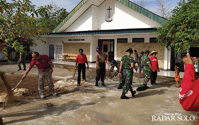 SALING BANTU: Unsur forkompimcam Giritontro bersihkan Gereja Kerasulan Baru, Jumat (20/12).&nbsp;