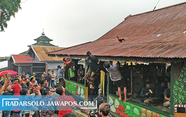 KEARIFAN LOKAL: Warga memperebutkan ayam dalam Tradisi Mondosiyo di Dusun Pancot, Tawangmangu, sebelum pandemi beberapa tahun lalu. Tradisi ini akan ditetapkan sebagai warisan budaya tak berbenda. (RUDI HARTONO/RADAR SOLO)