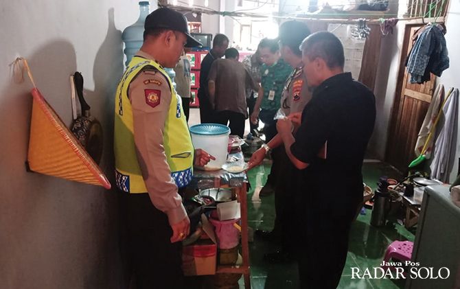 Polisi memeriksa lokasi yang digunakan Winarsih untuk bunuh diri dengan mengajak anak-anaknya, Kamis (12/12)