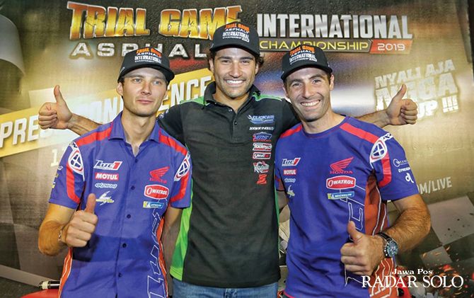 Tiga rider asal Prancis Germain Vincenot (kiri), Maxime Lacour (tengah) dan Sylvain Bidart yang terjun di ajang Trial game Asphal International Championship 2019 di Sirkuit Boyolali