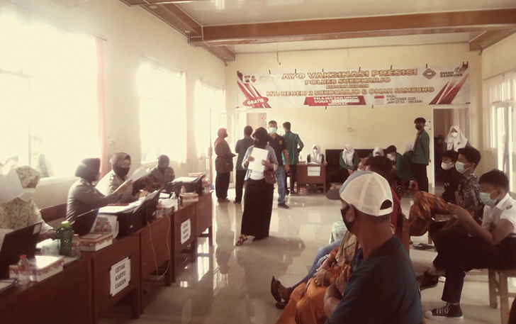 PEDULI: Siswa MTsN 2 Sukoharjo jalani vaksinasi di sekolah setempat, kemarin (6/10). (ISTIMEWA)