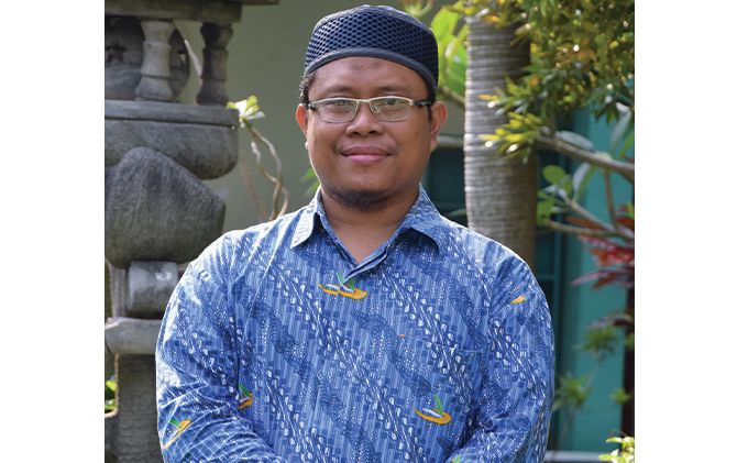 Kepala SMP IT Nur Hidayah Zuhdi Yusroni