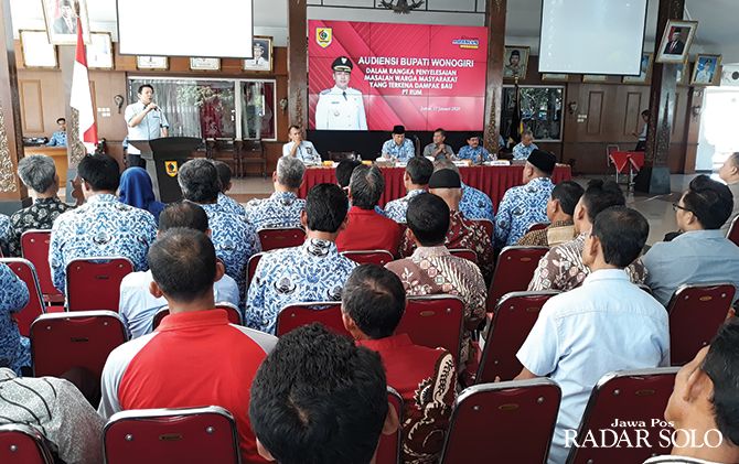 Bupati mengawal langsung audiensi PT RUM dengan warga di pendapa kantor bupati, Jumat (17/1)