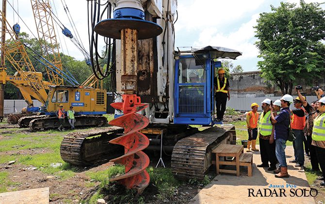 TERWUJUD: Prosesi ground breaking Pasar Klewer sisi timur oleh Wali Kota Rudy, Rabu (18/12).