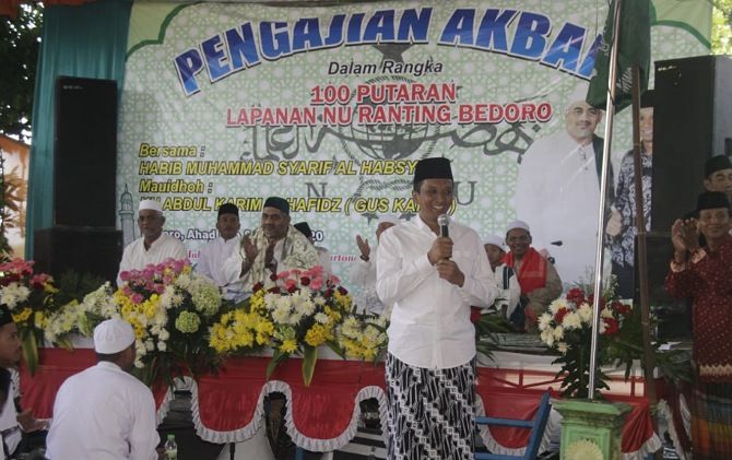 TOKOH DESA: Kades Bedoro Pri Hartono beri sambutan di perayaan 100 Putaran Lapanan NU Ranting Bedoro.