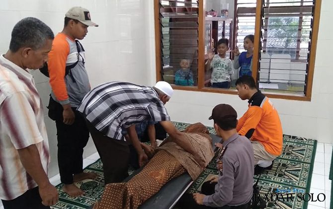 Jenasah Sudarmadi yang berada di masjid dan akan dibawa ke rumah duka