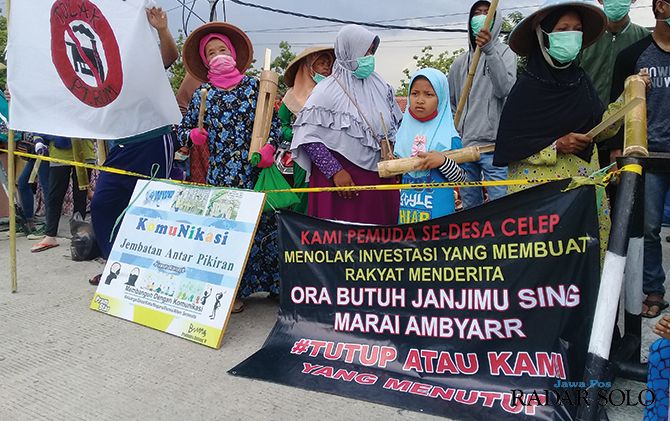 Warga bertahan di halaman PT RUM menuntut penuntasan bau limbah, Selasa (11/12). Aksi ini berlangsung dua hari berturut-turut.