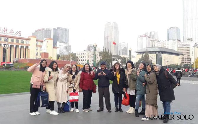 Stephani (jaket merah) bersama mahasiswa bimbingannya di Tiongkok sebelum wabah virus korona