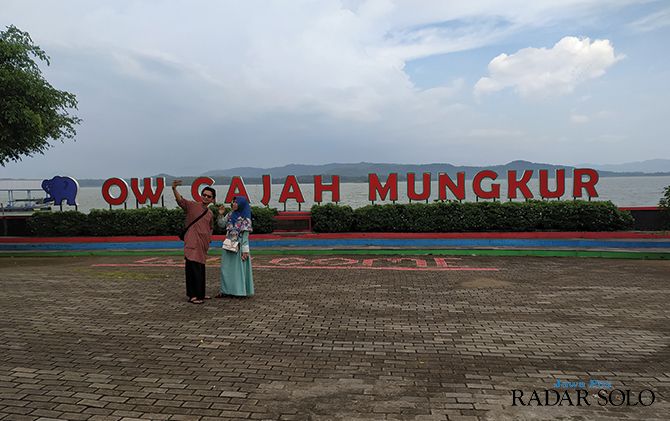 &nbsp;HANYA SEGELINTIR: Wisatawan lokal menikmati suasana Waduk Gajah Mungkur Wonogiri, kemarin (15/3).