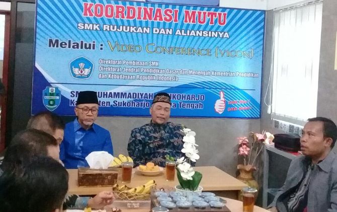 Zulkifli Hasan berbincang bersama Wiwaha saat berkunjung ke Sukoharjo, Minggu (1/3).