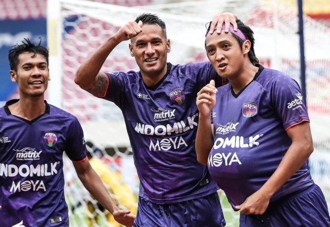 Bintang Persita Tangerang Chandra Waskiro (kiri) melakukan selebrasi golnya di laga lanjutan Liga 1 2021. (OFFICIAL PERSITA TANGERANG)