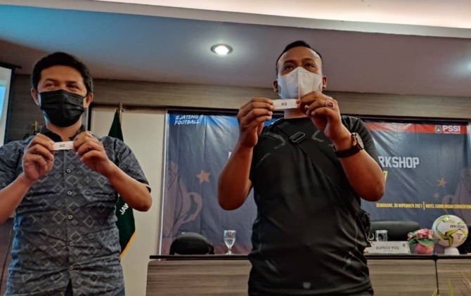 Pembagian drawing Piala Soeratin U-17 zona Jateng. (DOK. PSSI JATENG)