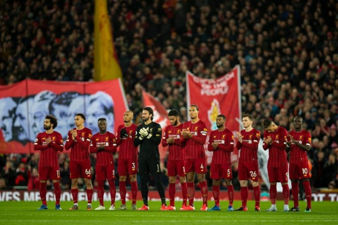 Kiper Liverpool Alisson Becker bersama pemain lainnya memberi penghormatan kepada para suporter.  (INSTAGRAM ALISSON BECKER)