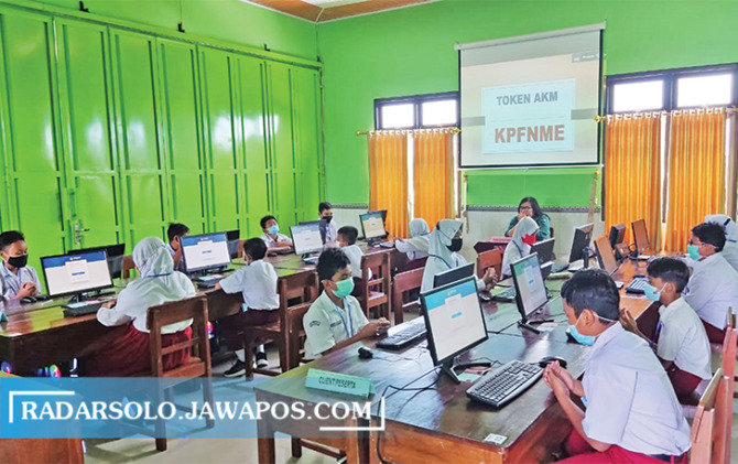 LANCAR: Penyelenggaraan Assesmen Nasional Berbasis Komputer (ANBK) jenjang SD dengan model full online di kota Solo berjalan lancar. (SEPTIAN REVINDA/RADAR SOLO)