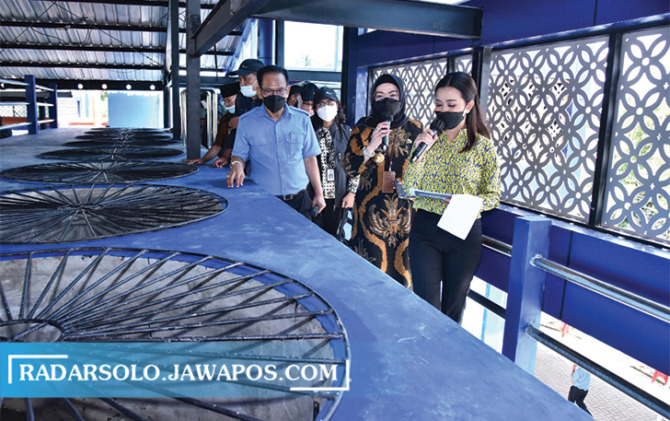 CEK PENGOLAHAN AIR: Bupati Sukoharjo Etik Suryani didampingi Direktur Perumda Air Minum Tirta Makmur Sukoharjo Dwi Admojo Heri kunjungi IPA di Desa Pondok, Kecamatan Grogol, Kamis (25/11). (IWAN KAWUL/RADAR SOLO)