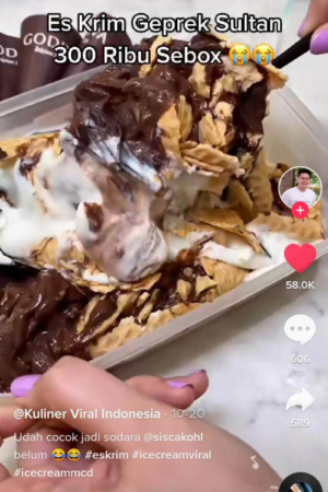 DIGEPREK: Menikmati es krim cone dengan cara dibalik lalu dihancurkan tengah viral.