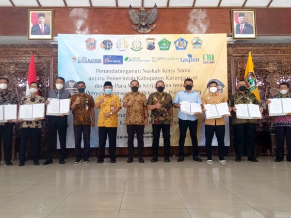 LINTAS SEKTORAL: Penandatanganan kerja sama antara Pemkab Karanganyar dengan calon mitra MPP di Pendapa Rumah Dinas Bupati, Selasa (16/11). (ANGGRAINI WAHYU NINGTYAS & KHOFIFAH AGNI / RADAR SOLO)