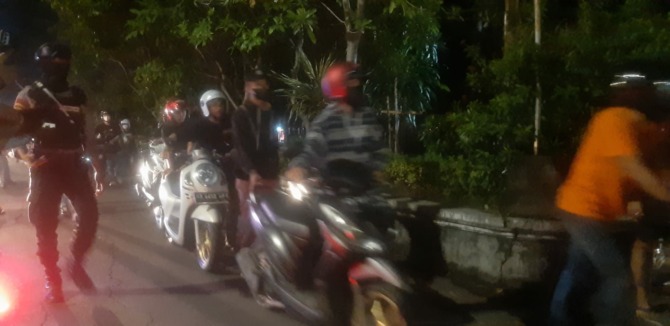 Konvoi Jakmania di depan Stadion Manahan, Sabtu (20/11). (ISTIMEWA)