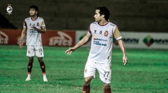Khairallah Abdelkbir (kanan) saat menjalani debut bersama Sriwijaya FC di Liga 2 2021. (INSTAGRAM OFFICIAL SRIWIJAYA FC)