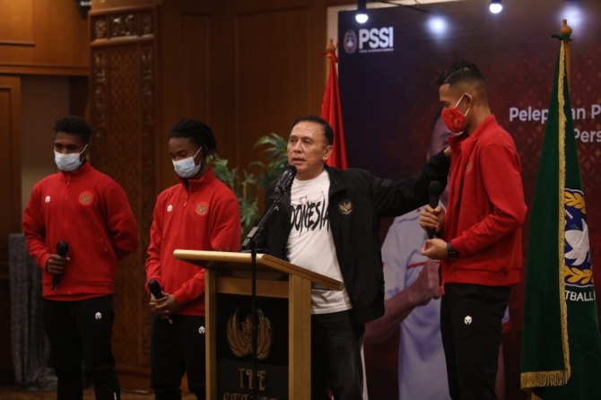 kiper muda Persis Solo Erlangga Setyo (kanan) bersama Ketum PSSI Mochamad Iriawan di Jakarta. (DOK. PSSI)