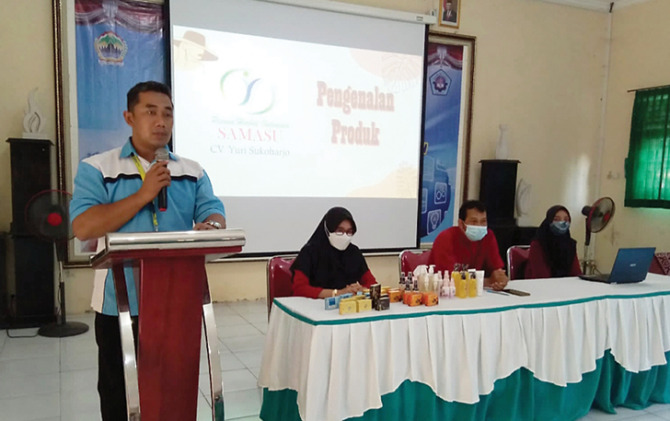 TEROBOSAN: Guru tamu memberi materi wirausaha ke siswa SMKN 1 Sawit. (ISTIMEWA)
