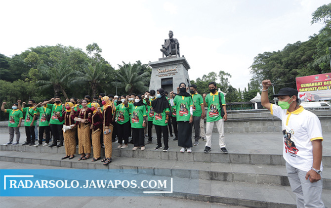 TERTIB DAN LANCAR: Deklarasi Himpunan Kawula Muda Mangkunegaran di Plaza Stadion Manahan, kemarin. (M. IHSAN/RADAR SOLO)
