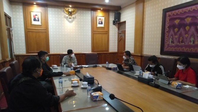 Audiensi panitia turnamen sepakbola antara wartawan dengan wali kota Surakarata Gibran Rakabuming Raka di balai kota, Selasa siang (16/11)