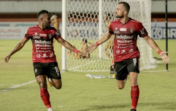 Pesepak bola Bali United Ilija Spasojevic (kanan) melakukan selebrasi dengan rekannya Yabes Roni (kiri) usai mencetak gol ke gawang Bhayangkara FC pada pertandingan Liga 1 di Stadion Maguwoharjo, Sleman, Jogja, Sabtu (23/10) lalu. (ANTARA)