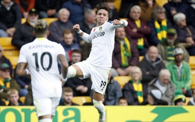 Gelandang serang Leeds United Rodrigo Moreno (kanan) merayakan golnya ke gawang Norwich City dalam laga lanjutan Liga Inggris di Stadion Carrow Road, Norwich, Inggris, Minggu (31/10). (ANTARA/REUTERS)