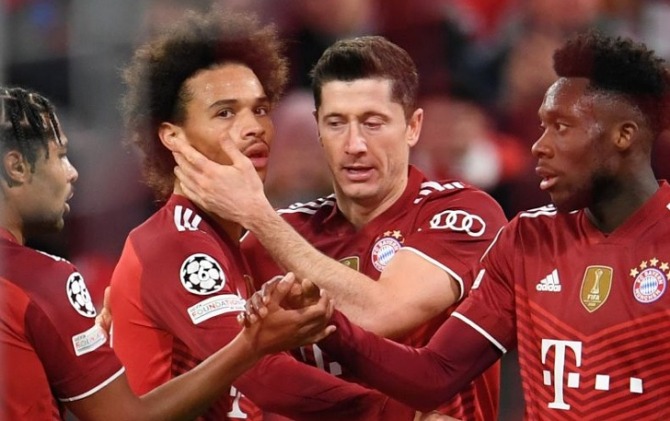 Robert Lewandowski (tengah) melakukan selebrasi usai cetak gol keempat Bayern Muenchen dalam pertandingan Grup E Liga Champions lawan Benfica pada Rabu (3/11). (ANTATA/REUTERS)
