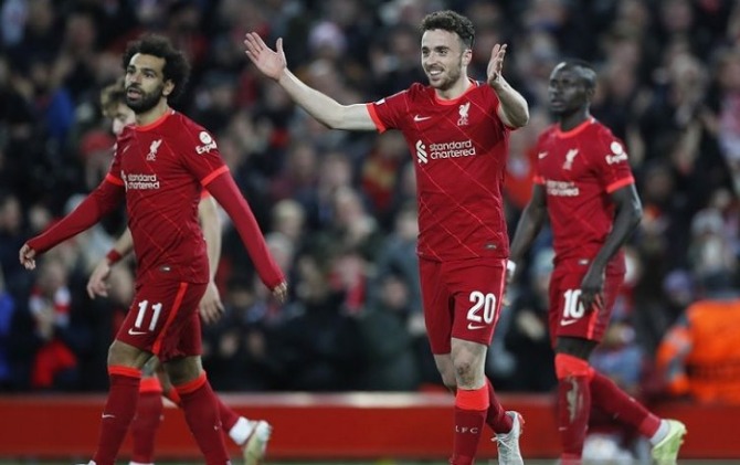 Penyerang Liverpool Diogo Jota merayakan golnya ke gawang Atletico Madrid dalam laga lanjutan Grup B Liga Champions di Stadion Anfield, Liverpool, Inggris, Rabu (3/11) waktu setempat. (ANTARA/REUTERS)