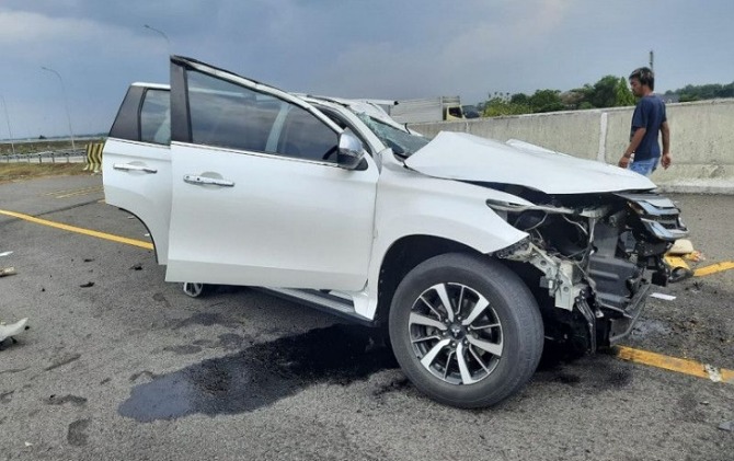 Pajero Sport yang diduga ditumpangi Vanessa Angel mengalami kecelakaan di Jawa Timur. (ANTARA)