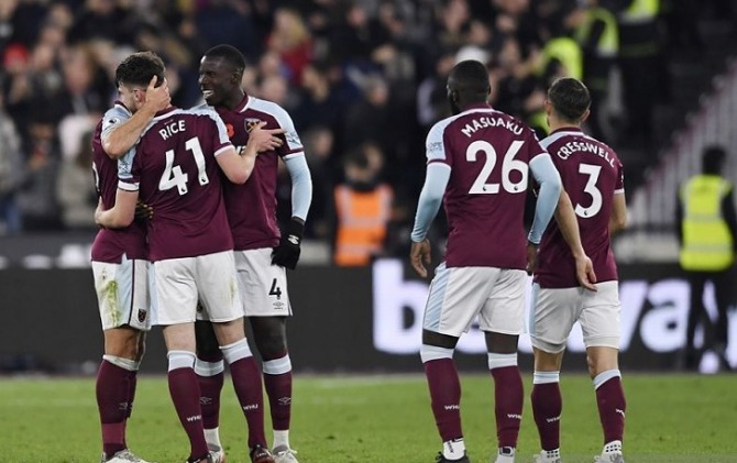 Para pemain West Ham United melakukan selebrasi usai mengalahkan Liverpool dalam laga lanjutan Liga Inggris di Stadion Olimpiade London, Inggris, Minggu (7/11) waktu setempat. (ANTARA/REUTERS)
