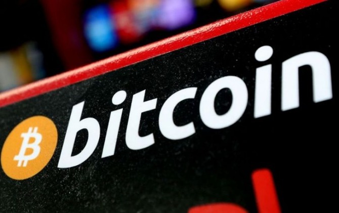 Logo Bitcoin terlihat di mesin ATM uang kripto di sebuah toko di Union City, New Jersey, AS, Mei 2021.