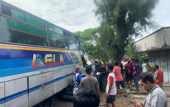 Warga mendatangi lokasi kecelakaan beruntun bus Rela dengan mobil dan motor di jalur Solo-Purwodadi, Kamis (11/11). (AHMAD K/RADAR SOLO)